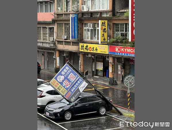 ▲汐止某停車場招牌遭強颱吹落、營小客車前擋玻璃遭招牌砸破。（圖／翻攝臉書汐止集團）