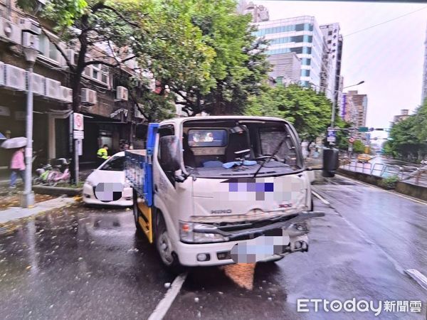 ▲北市信義區基隆路發生大貨車打滑自撞分隔道號誌桿並波及對向車輛的離奇車禍。（圖／記者張君豪翻攝）