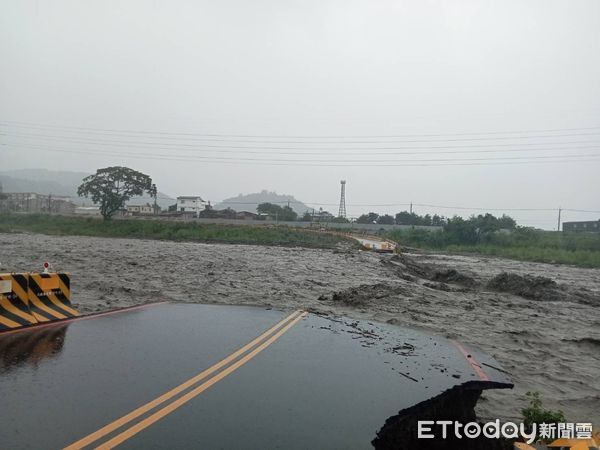 ▲埔里鎮守城便橋再度遭眉溪洪水沖毀。（圖／潘志孝提供）