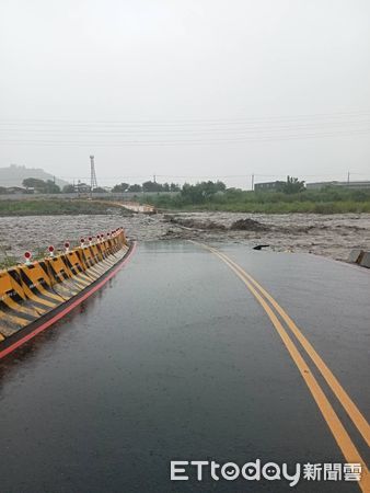 ▲埔里鎮守城便橋再度遭眉溪洪水沖毀。（圖／潘志孝提供）