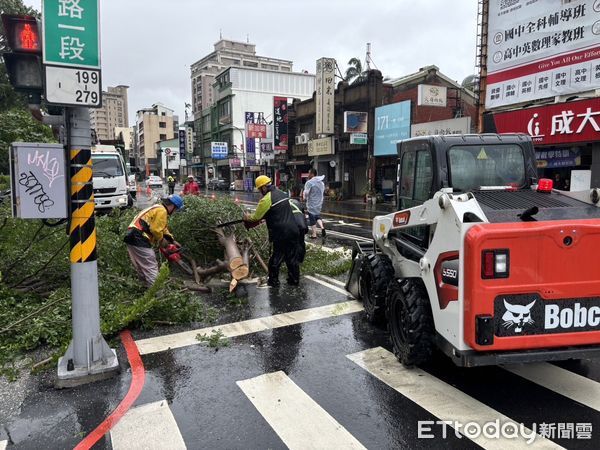 ▲凱米颱風致台南路樹倒塌，招牌掉落或半空中飄搖，工務局緊急排除障礙迅速恢復路況。（圖／記者林東良翻攝，下同）