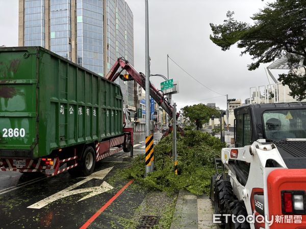 ▲凱米颱風致台南路樹倒塌，招牌掉落或半空中飄搖，工務局緊急排除障礙迅速恢復路況。（圖／記者林東良翻攝，下同）