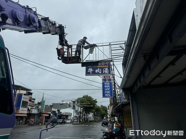 ▲凱米颱風致台南路樹倒塌，招牌掉落或半空中飄搖，工務局緊急排除障礙迅速恢復路況。（圖／記者林東良翻攝，下同）