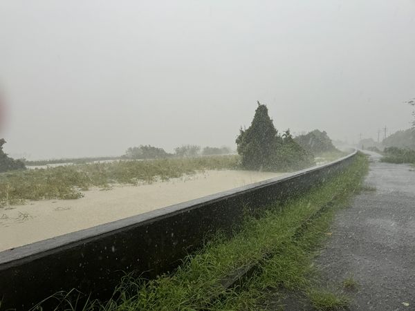 ▲▼民進黨立委林俊憲、賴惠員八掌溪現場勘災。（圖／賴惠員辦公室提供）