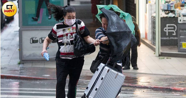 凱米颱風登陸台灣，造成各地災情。（圖／黃威彬攝）