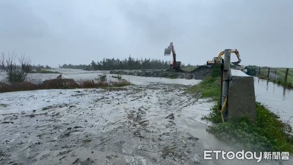 ▲▼強颱凱米破壞濁水溪土堤，彰化縣長王惠美前往勘災，擴大撤離當地居民。（圖／記者唐詠絮攝，下同）