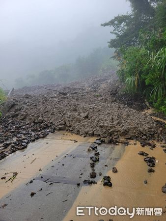 ▲投89線（力行產業道路）多處傳出土石崩坍，交通暫時受阻。（圖／仁愛鄉公所提供）