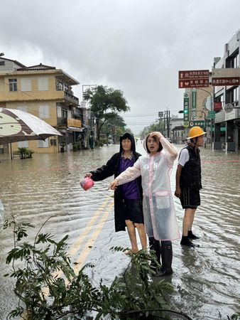 ▲▼高雄雨下不停，立委邱議瑩勘災。（圖／翻攝邱議瑩臉書）