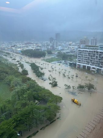 ▲▼高雄雨下不停，立委邱議瑩勘災。（圖／翻攝邱議瑩臉書）