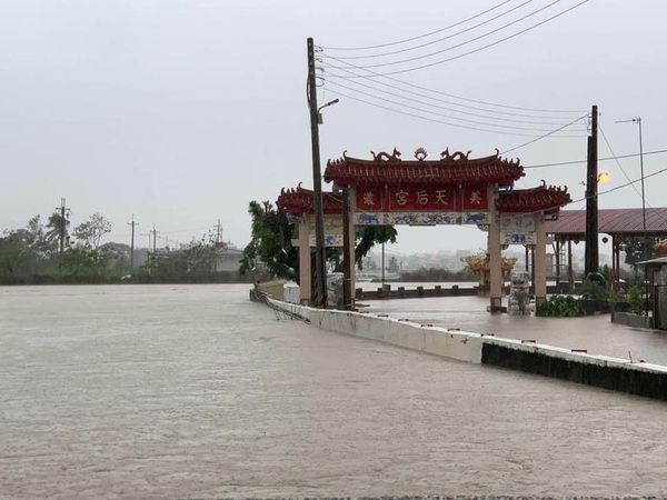 美濃天后宮前明顯可見溪水暴漲。（翻攝農民代言人_朱信強市議員臉書）