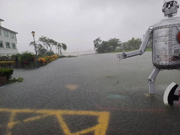 豪雨狂炸，美濃湖滿水位溢出。（翻攝邱議瑩臉書）