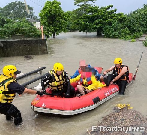 ▲台南市東山消防分隊出動2車3人1義消，於下午1時30分將34歲陳姓臥床女子搶救脫困，交新營消防分護車送醫。（圖／記者林東良翻攝，下同）