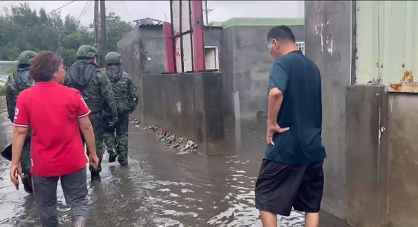 ▲▼彰化大城鄉國軍協助撤離居民。（圖／記者唐詠絮翻攝）