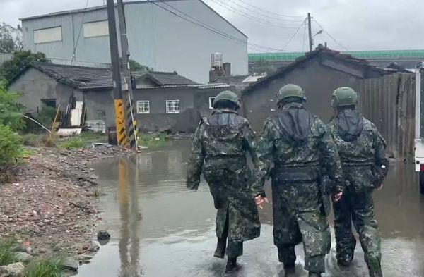 ▲▼彰化大城鄉國軍協助撤離居民。（圖／記者唐詠絮翻攝）