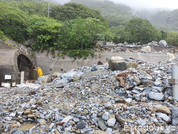 ▲▼凱米颱風重創台鐵，崇德到和仁間多處遭土石淹沒。（圖／讀者提供）