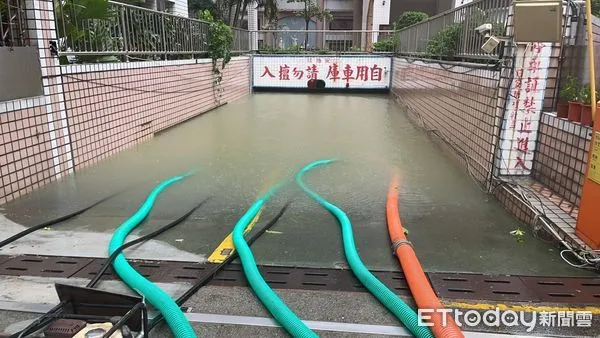 ▲▼高雄暴雨大淹水！台電搶修被迫放緩，17541戶仍停電中。（圖／記者賴文萱翻攝）