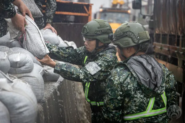 ▲▼國軍挺進災區，協助村民撤離。（圖／國防部提供）