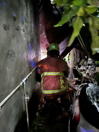 ▲鹿港樹木倒塌壓毀平房，男子受困。（圖／民眾提供）