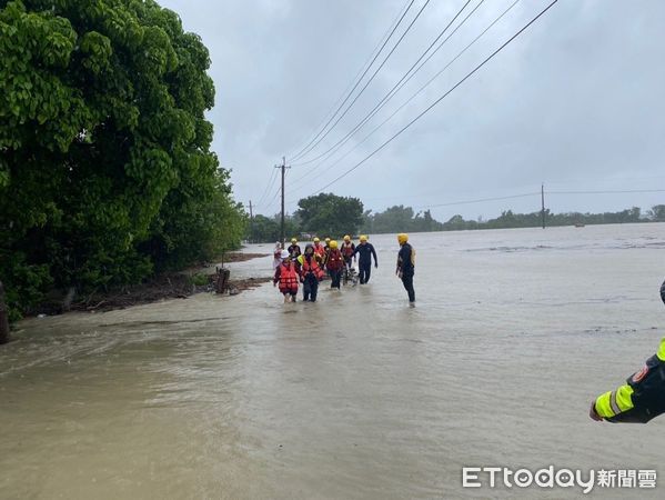 ▲白河、後壁地區淹水嚴重，淹水位有深達2米左右，警、消救援都需搭救生艇。（圖／記者林東良翻攝，下同）