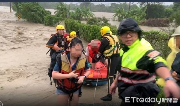 ▲白河、後壁地區淹水嚴重，淹水位有深達2米左右，警、消救援都需搭救生艇。（圖／記者林東良翻攝，下同）