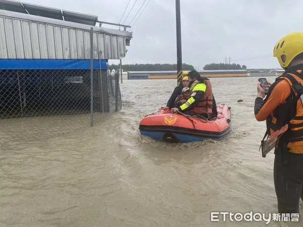 ▲白河、後壁地區淹水嚴重，淹水位有深達2米左右，警、消救援都需搭救生艇。（圖／記者林東良翻攝，下同）