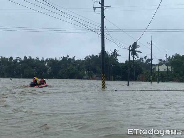 ▲白河、後壁地區淹水嚴重，淹水位有深達2米左右，警、消救援都需搭救生艇。（圖／記者林東良翻攝，下同）