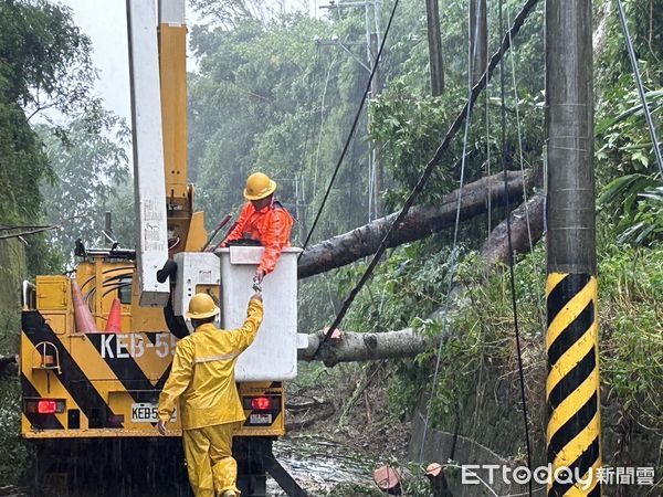 ▲台南市因凱米颱風導致高壓斷線及開關故障，造成目前東山區等8區一帶共8493戶停電，累積曾停電戶數達54439戶，台電正積極搶修中。（圖／記者林東良翻攝，下同）