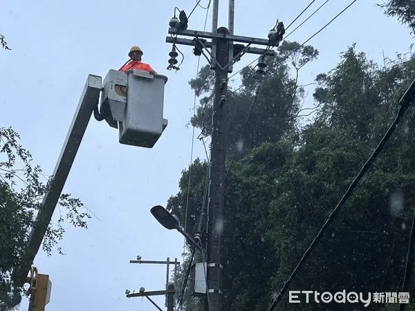 ▲台南市因凱米颱風導致高壓斷線及開關故障，造成目前東山區等8區一帶共8493戶停電，累積曾停電戶數達54439戶，台電正積極搶修中。（圖／記者林東良翻攝，下同）