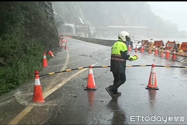 ▲▼高雄山區多處道路及路樹倒塌、邊坡塌方。（圖／記者許宥孺翻攝）