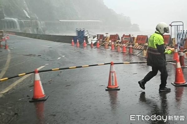 ▲▼高雄山區多處道路及路樹倒塌、邊坡塌方。（圖／記者許宥孺翻攝）