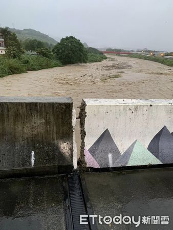 ▲埔里鎮隆生橋橋面伸縮縫變大，目前暫時封閉。（圖／翻攝「南投縣議員-陳宜君」粉絲專頁）