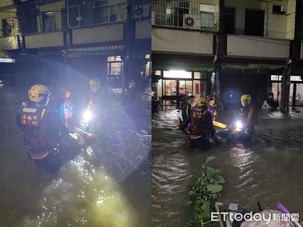 ▲▼快訊／台南後壁大雨受困！「阿公阿嬤坐藤椅」被警消扛出。（圖／記者林東良翻攝）