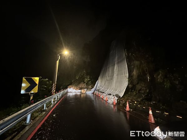 ▲▼新北三峽山區出現土石崩塌，巨石掉落路面阻擋雙向通行。（圖／記者陸運陞翻攝）