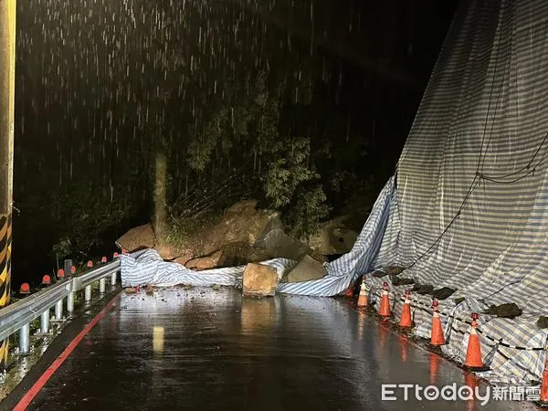 ▲▼新北三峽山區出現土石崩塌，巨石掉落路面阻擋雙向通行。（圖／記者陸運陞翻攝）