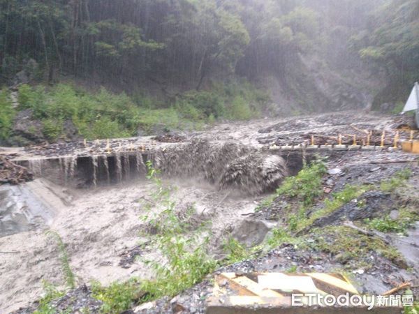 ▲奧萬大園區腦寮溪便橋遭滾滾洪水沖過橋面。（圖／林業保育署南投分署提供）