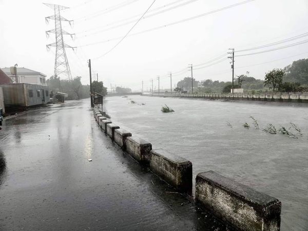 ▲東螺溪快淹過道路。（圖／民眾提供）