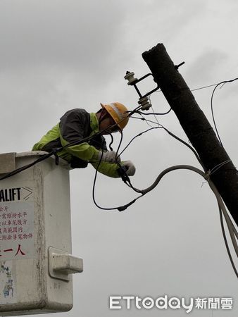 ▲屏東台電搶修復電            。（圖／台電屏東區處提供）