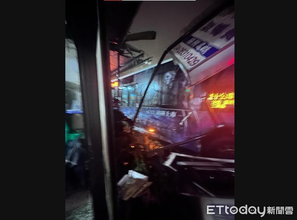 [新聞] 快訊／風雨大到看不清！台中290公車自