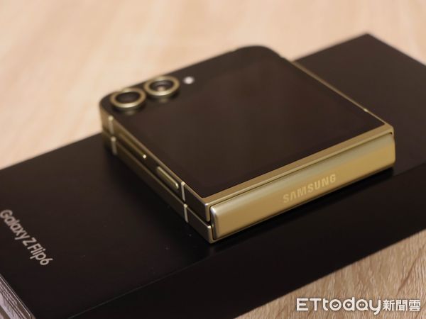 ▲▼        Galaxy Z Flip6,晨曦黃,三星     。（圖／記者蘇晟彥攝）