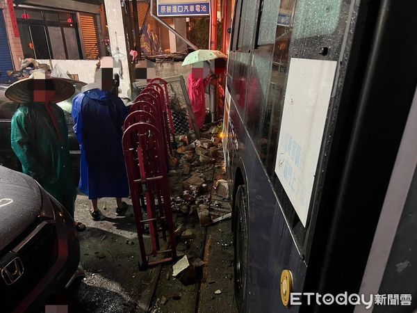 ▲▼客運雨夜碰撞轎車，3人送醫。（圖／民眾提供）