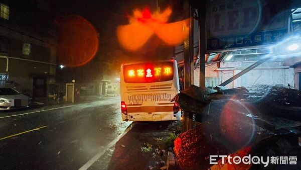 ▲▼客運雨夜碰撞轎車，3人送醫。（圖／民眾提供）