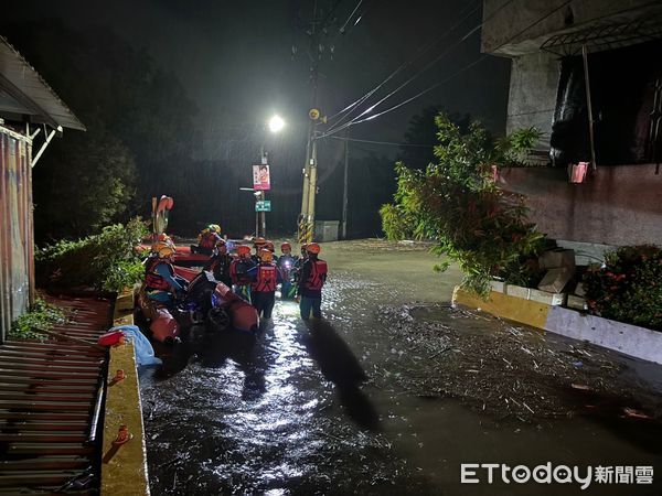 ▲嘉義縣25日總計72件積水受困，消防協助160人脫困。（圖／記者翁伊森翻攝）