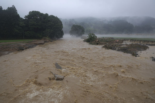 ▲▼日本山形縣破紀錄大雨導致河川氾濫、道路崩塌。（圖／達志影像／美聯社）