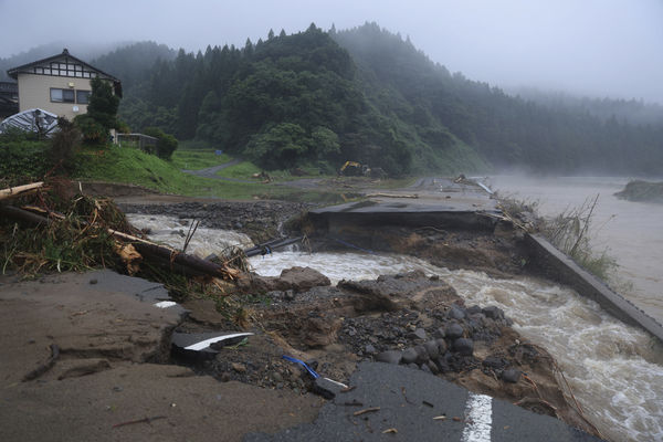 ▲▼日本山形縣破紀錄大雨導致河川氾濫、道路崩塌。（圖／達志影像／美聯社）