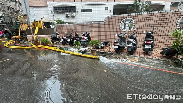 ▲三民區大樓淹水。（圖／記者吳世龍攝）