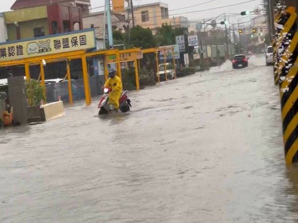 ▲路面淹水民眾冒險涉水上班。（圖／賴清美提供）