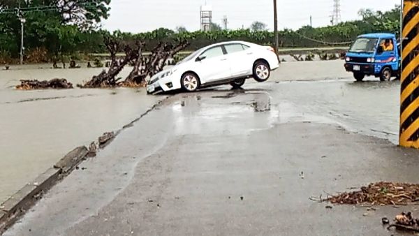 ▲路面淹水民眾分不清栽進農田。（圖／賴清美提供）