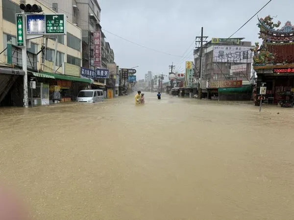 ▲仁武區八德中路、八德南路一帶淹水嚴重。（圖／記者陳宏瑞翻攝，下同）