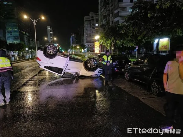 ▲▼北市男子開車返家恍神，直接追撞路邊3車後「躺臥」路中間。(圖／記者邱中岳翻攝）