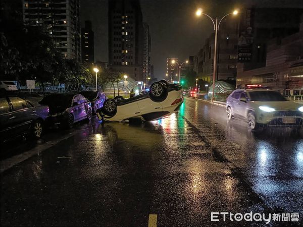 ▲▼北市男子開車返家恍神，直接追撞路邊3車後「躺臥」路中間。(圖／記者邱中岳翻攝）